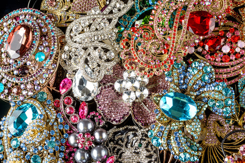 Brooches: From simplicity to statement.